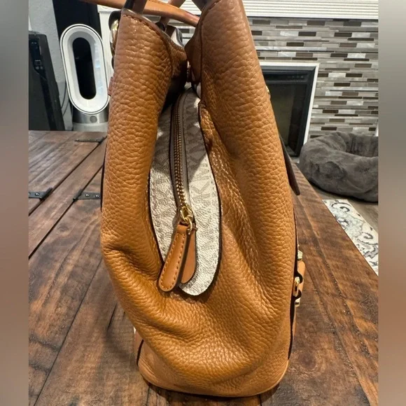 Michael Kors Carrie Shoulder Bag (EUC) - Picture 5 of 16